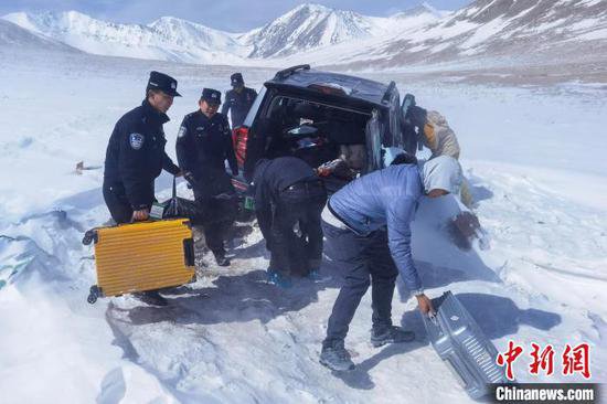 西藏阿里移民管理警察救援<em>误入</em>无人区游客