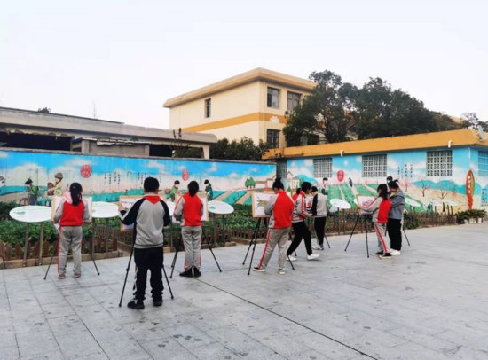 河南一小学组织学生劳动：刮220块砖赚11元，校长回应争议