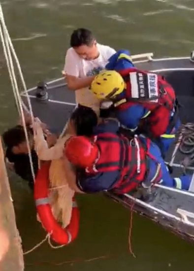 长沙橘子洲头，26岁小伙傍晚跳进湘江救下一命