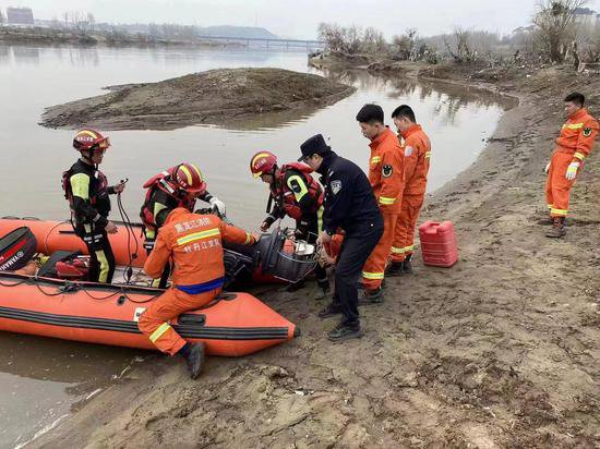牡丹江：老人不慎落水被困江心 民警紧急救援