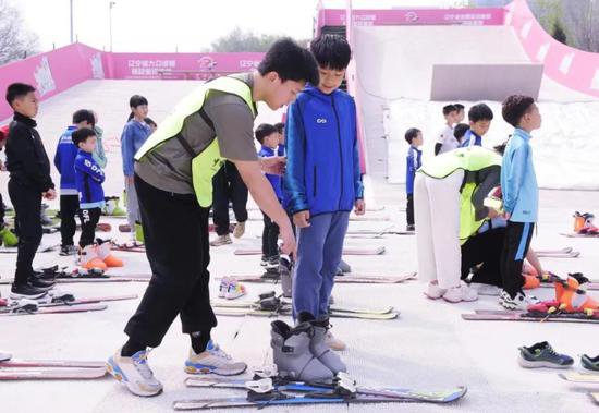 辽宁省全民<em>冰雪运动会</em>青少年滑雪公益活动启动