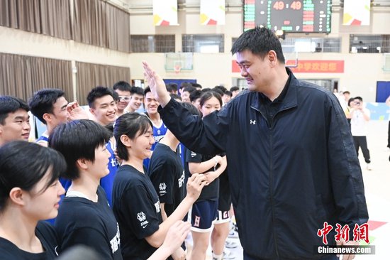 <em>姚明</em>出席“篮球正青春”友谊赛 与长沙中学生互动