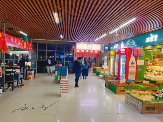 南京仙林<em>湖旁边的</em>奇怪商场，名字听起来很高档，走进去却像菜...