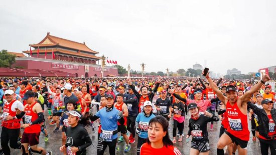 北京马拉松11月6日举行，<em>起点</em>为天安门广场参赛规模3万人