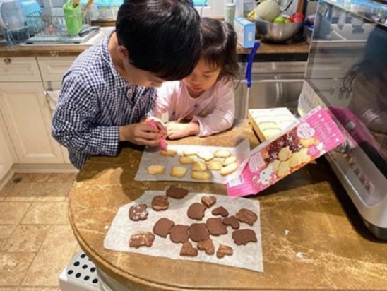 霍启刚郭晶晶为2岁<em>小</em>女儿庆生，夫妻亲自动手为她制作爱的蛋糕