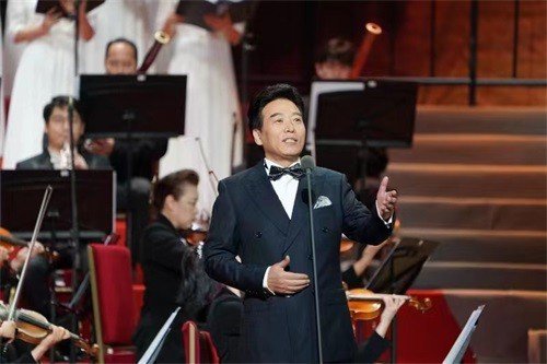 著名歌唱家佟铁鑫与佘乐共同演绎经典歌曲《夕阳红》