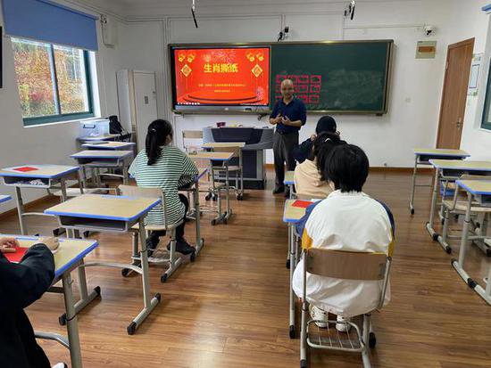 上海有所“新成长学校”，专收“拒学”学生……