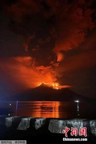 警戒级别调至最高！印尼鲁昂火山连续喷发引发海啸担忧