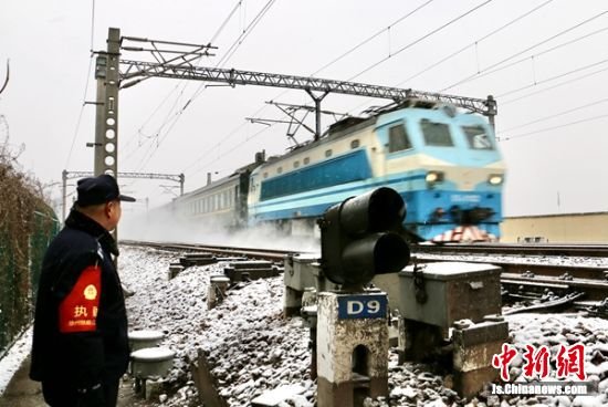 徐州铁路公安民警鏖战风雪 确保旅客平安出行