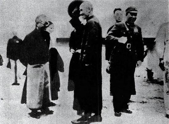 西安事变后，张学良为何不顾危险，要亲自护送蒋介石回南京？