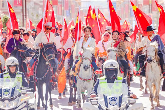 120余匹骏马巡游理塘县城，马术巡游活动盛况空前