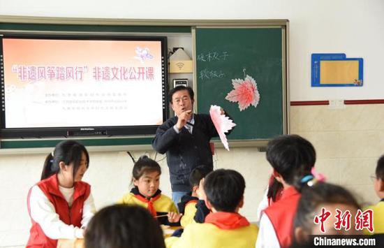 江苏徐州大学生牵手小学生结对学习制作风筝传承非遗文化