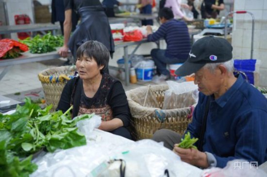 暖心！重庆为“背篓专线”菜农设置免费摊位