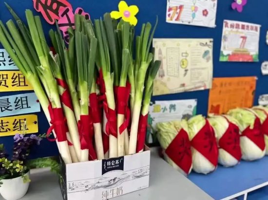 徐州这所小学的期末奖励是大白菜+葱，你知道是<em>什么意思</em>吗？