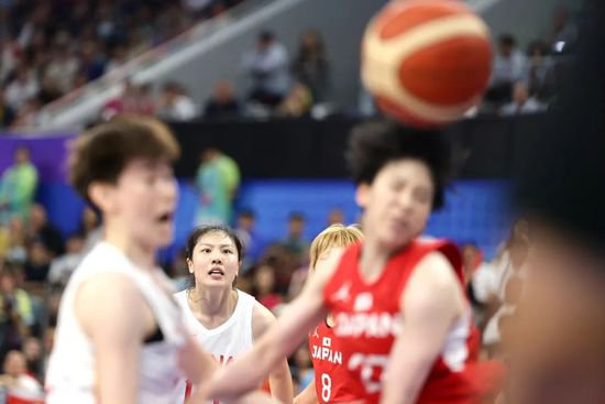 巅峰对决！中国女篮绝杀日本队夺冠，<em>背景音乐</em>亮了……