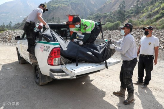 <em>一长途客车</em>在秘鲁中央公路<em>坠崖</em> 遇难人数上升至29人