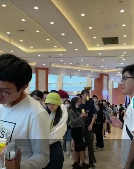 上海餐厅食客爆满，男子因过号插队与排队顾客发生冲突，引发...