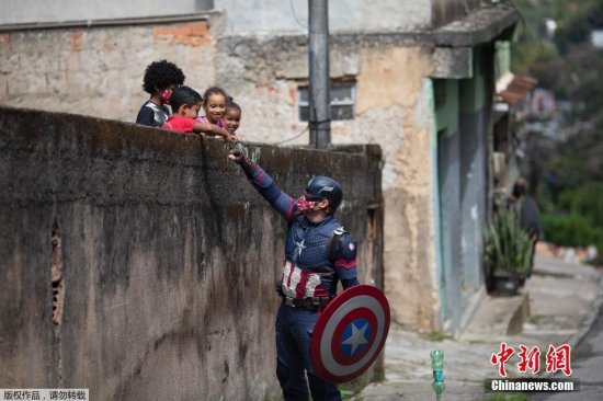 暖心！巴西<em>警察</em>扮<em>超级</em>英雄与儿童互动