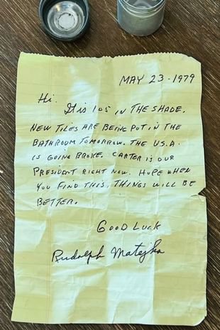 美国一女子在自家发现前房主写于43年前的纸条