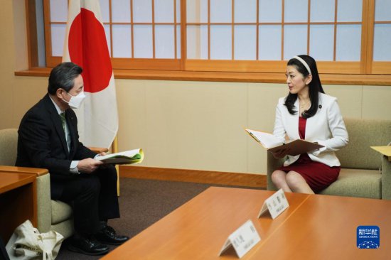<em>日本</em>冲绳县议员代表团向日本政府递交和平<em>外交</em>意见决议书