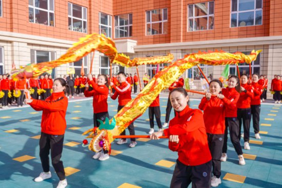 <em>昌吉市</em>第二幼儿园集团开展趣味游戏运动会庆“三八”妇女节