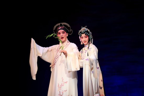 青春版《<em>牡丹亭</em>》在扬州首演 现场昆曲票友中年轻人占了大多数