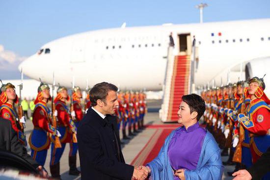 卡梅伦访华结束又去访问蒙古国！蒙古国美女外长穿蓝长袍，好...