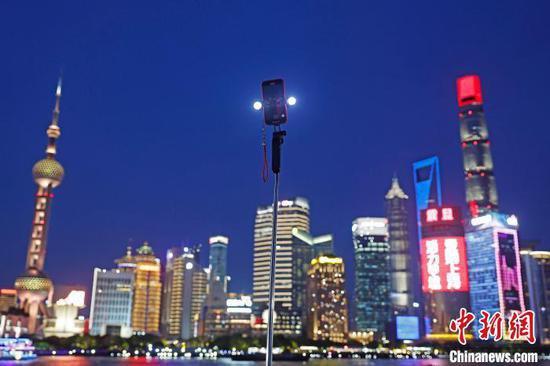 “五一”假期 游客欣赏上海黄浦江两岸夜景