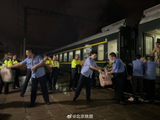 <em>北京</em>被困列车旅客回忆：<em>最</em>艰难时6个人分到一瓶水