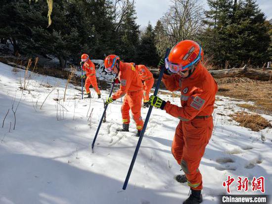 西藏林芝森林消防开展冰雪救援实战演练