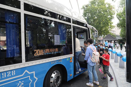 海派蓝复古款20路今日上路，上海百年有轨电车整装再出发