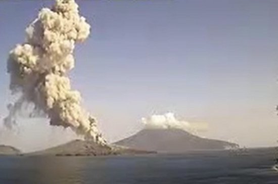 印尼喀拉喀托<em>火山喷发</em> 火山灰柱达600米