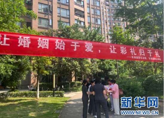 武汉东湖高新法院走进社区开展抵制高额彩礼宣传活动