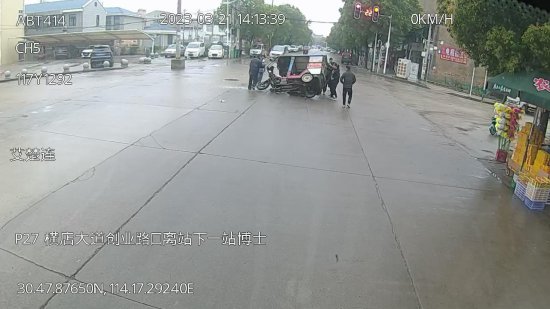 武汉一路口三轮车失控侧翻<em> 公交</em>司机和市民联手抬车救人