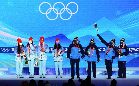 （北京冬奥会）越野滑雪——女子4×5公里接力奖牌颁发仪式