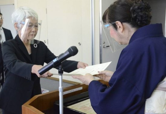 日本73岁女子研究<em>鬼怪</em>获博士学位！儿时患病54岁才上<em>大学</em>