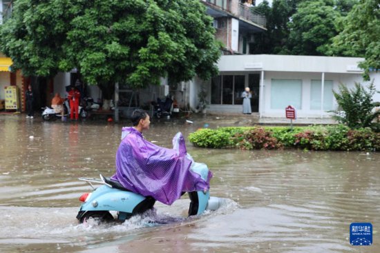 广西钦州遭遇强降雨 市区出现多处内涝