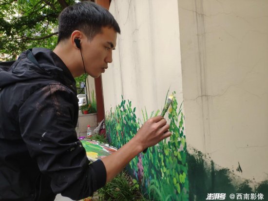 重庆大学生街头创作墙体彩绘，蓝天白云花草树与绘画巧妙结合