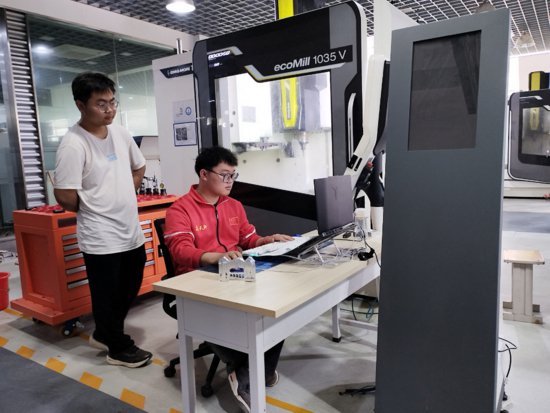 机器人、电子显微镜等成热门专业——<em>河南省</em>技师学院见闻