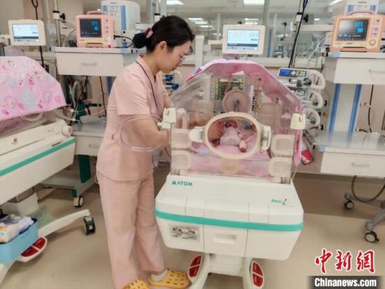 高龄产妇27周早产 吉林医护创造生命奇迹