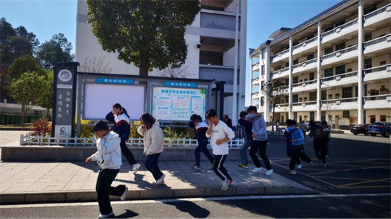 定南县鹅公中学开展消防安全应急疏散演练活动