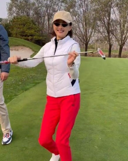 48岁牛莉打高尔夫！穿红裤子被夸喜庆身材好，进球后开心到跳舞