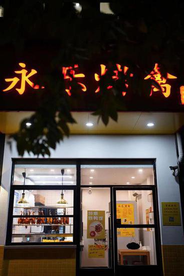 杭州“第一烤鸡”出现神秘竞争对手，这个角落小店悄悄排起长龙...