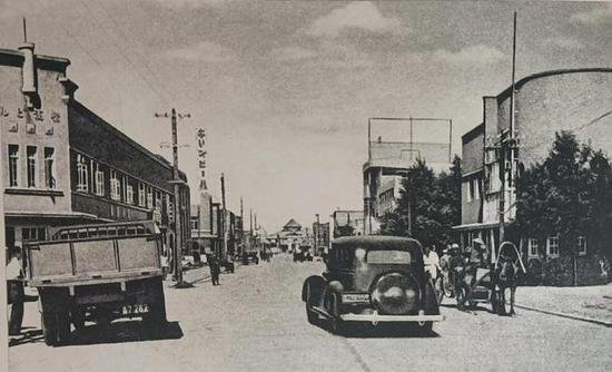 日伪时期吉林市的南马路老照片上，竟抓拍到了“交通违章”