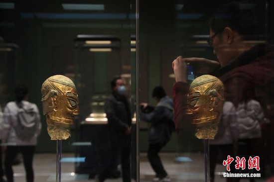 三星堆“金面具”“竖披发青铜人像”在上海<em>博物馆</em>东馆开箱<em>布展</em>