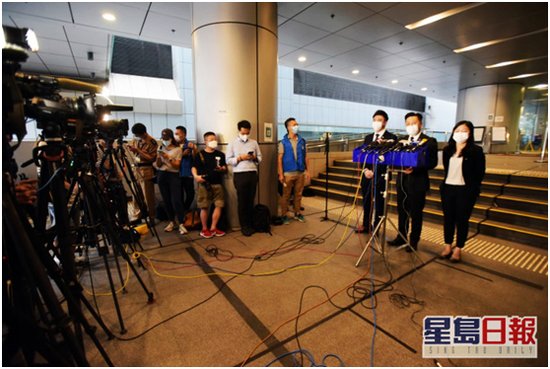 港媒：涉嫌<em>网上</em>散播针对传媒机构及<em>商户</em>言论，香港2男子被捕