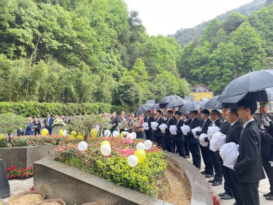 重庆办生态葬公益活动 让逝者回归自然