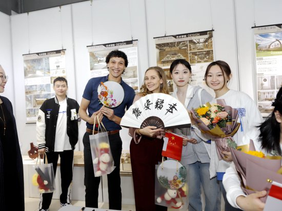 燕京理工学院国际海棠文化艺术节启幕：北美艺术家与师生同看...