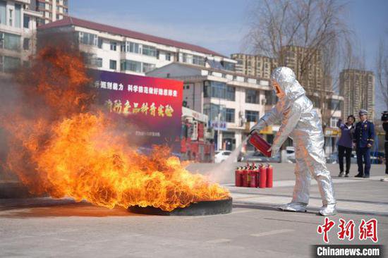 山西：真火测试多种消防产品 警示民众谨防“花钱买隐患”