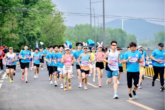 近5000名跑者在秦巴茶乡竞逐